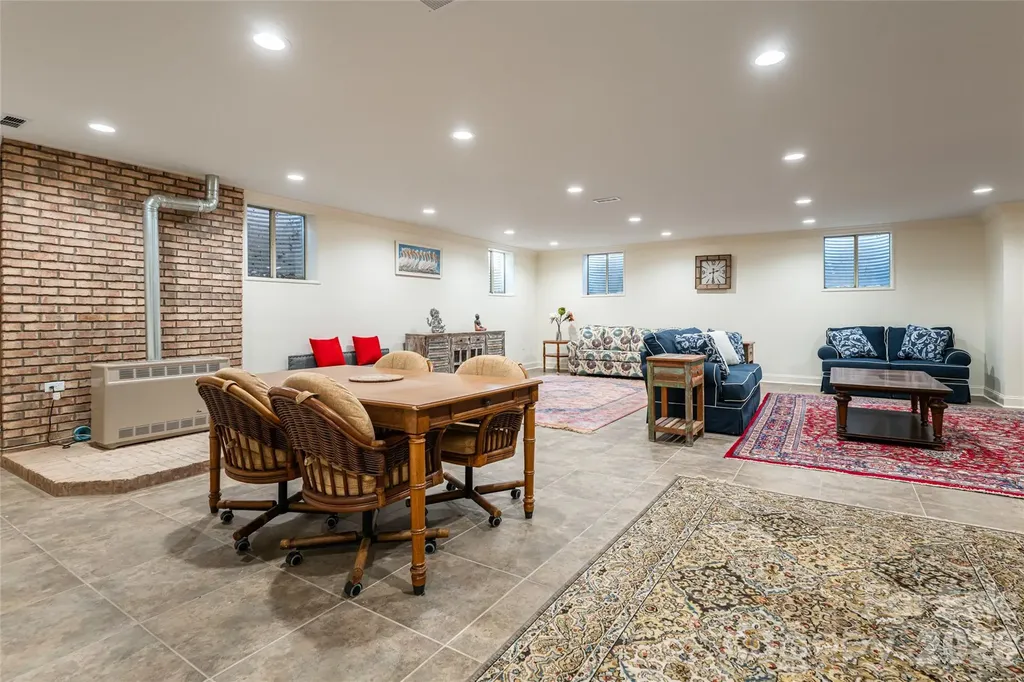 106 Oak Hollow Court Asheville NC 28805