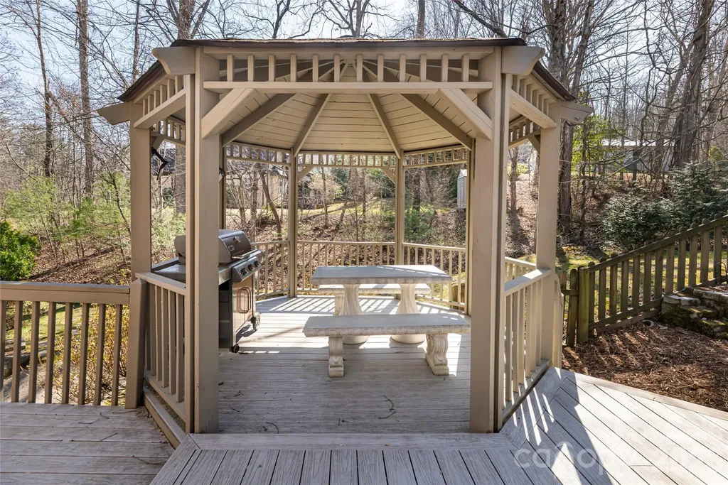 106 Oak Hollow Court Asheville NC 28805