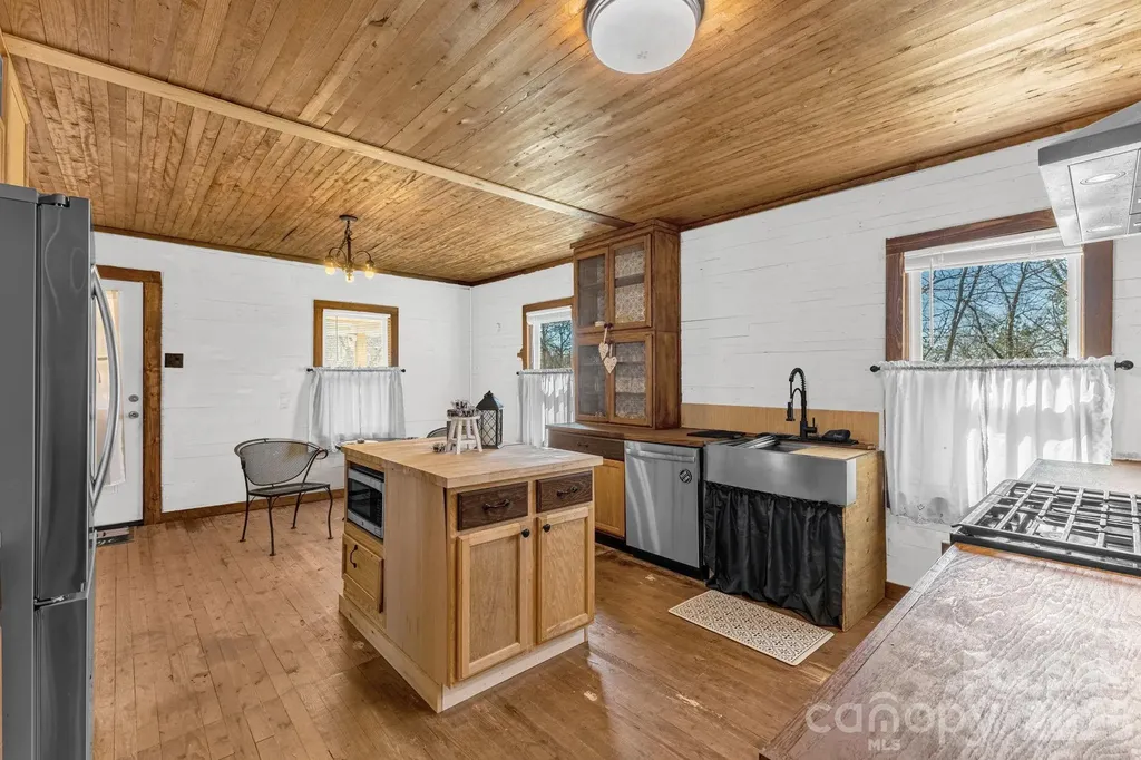 98 Poplar Springs Road Hiddenite NC 28636