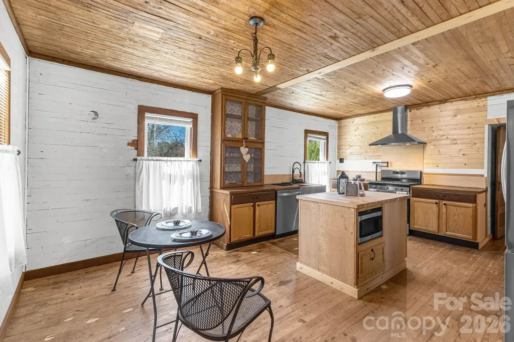 98 Poplar Springs Road Hiddenite NC 28636