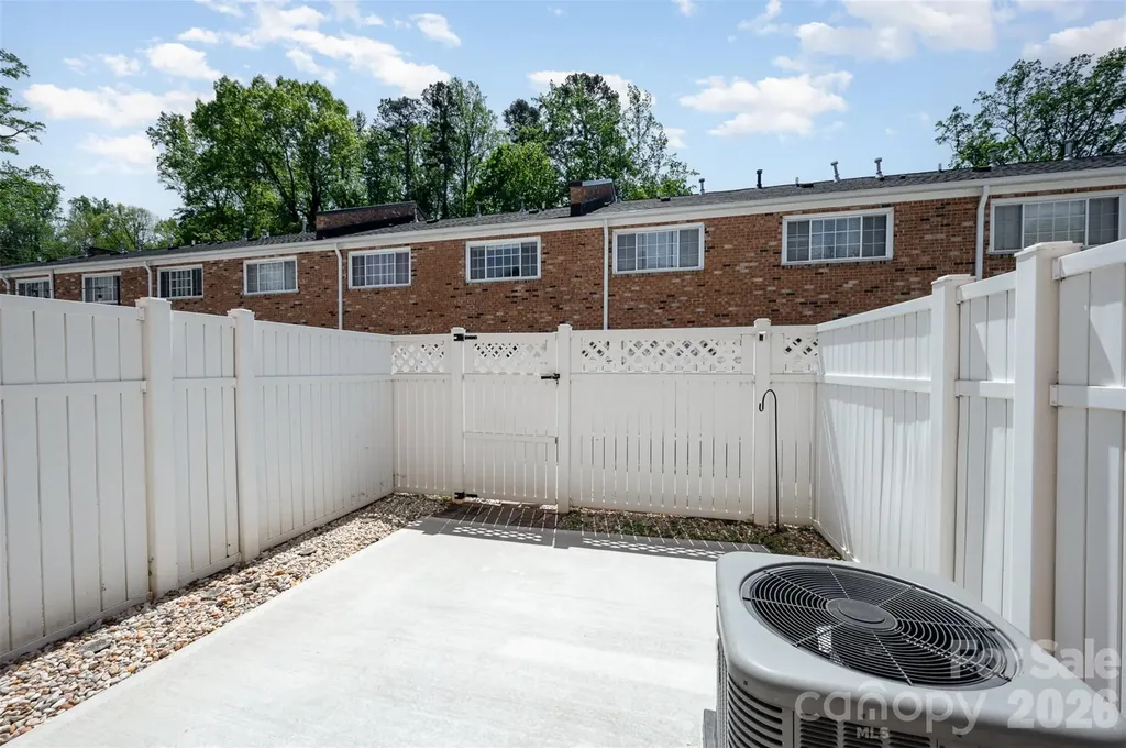 1218 Green Oaks Lane Charlotte NC 28205