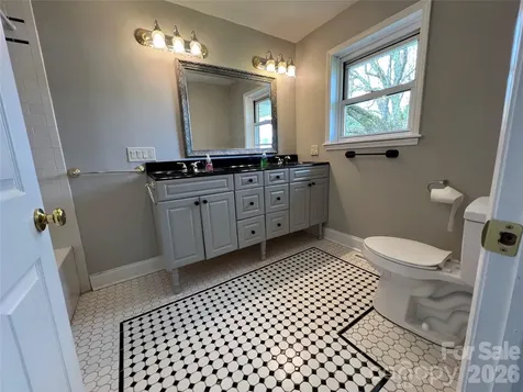 93 Laycock Road Hendersonville NC 28792