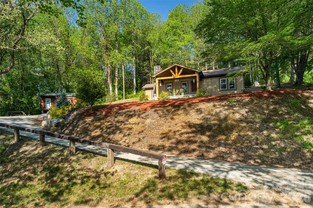 328 Old Greenville Road Zirconia NC 28790