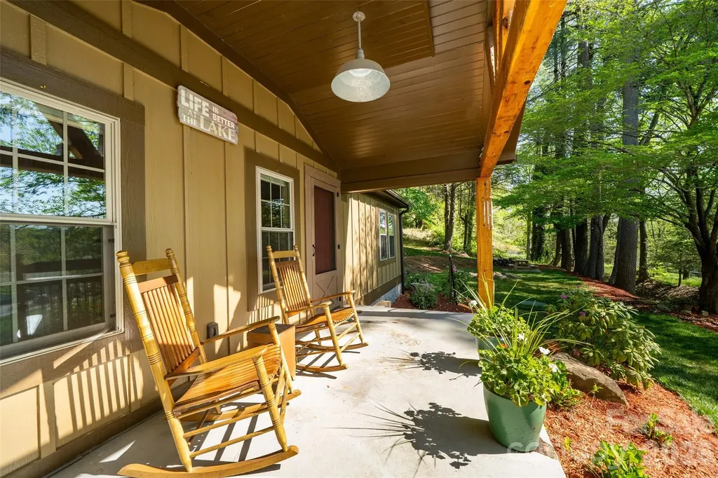 328 Old Greenville Road Zirconia NC 28790