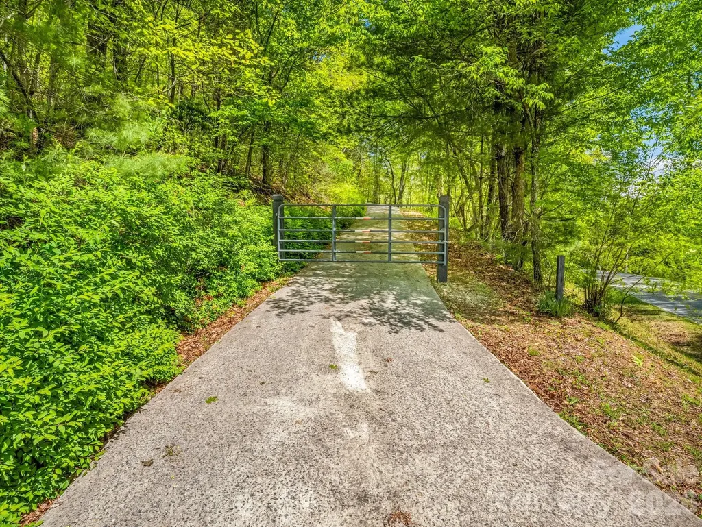 2304 Mountain Page Road Saluda NC 28773