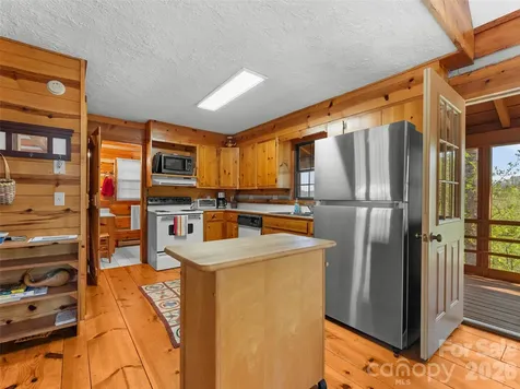 178 Tablerock Drive Saluda NC 28773