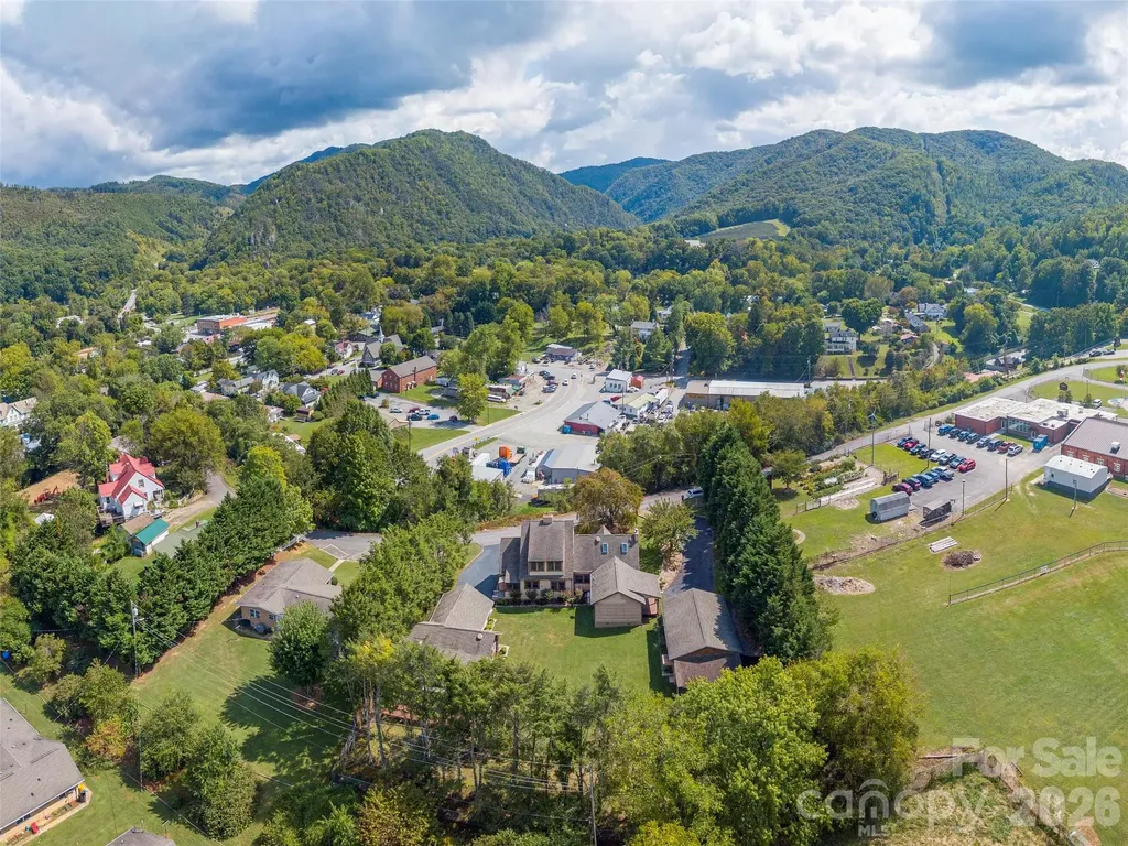 169 N Serpentine Avenue Hot Springs NC 28743