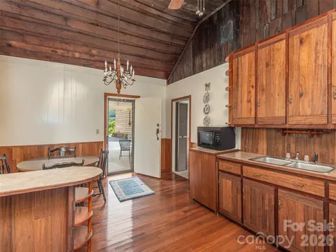 169 N Serpentine Avenue Hot Springs NC 28743