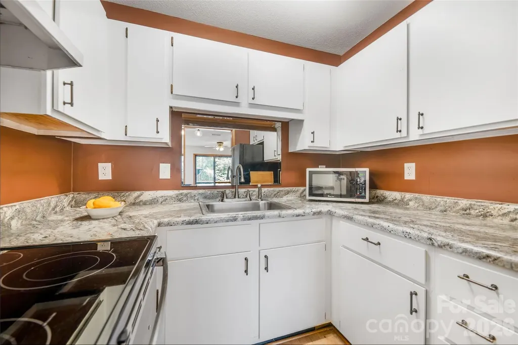 521 Courtwood Lane Hendersonville NC 28739