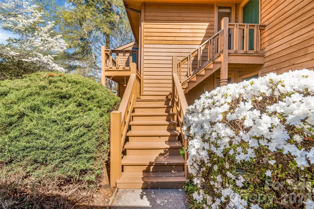 521 Courtwood Lane Hendersonville NC 28739