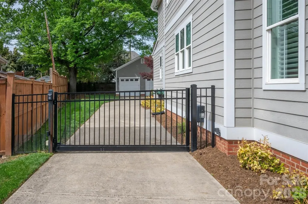 328 Melbourne Court Charlotte NC 28209