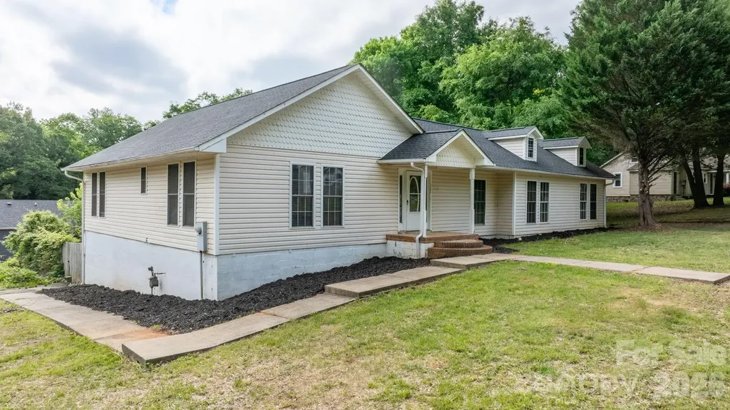 1604 4th Street NE Hickory NC 28601