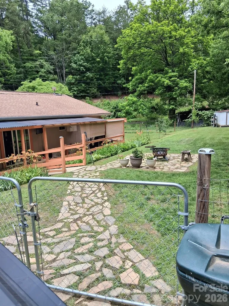 450 W Piney Mountain Road Whittier NC 28789