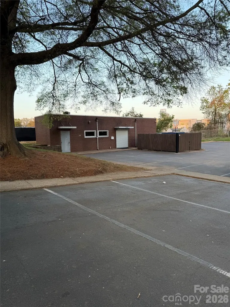 2305 W Morehead Street Charlotte NC 28208