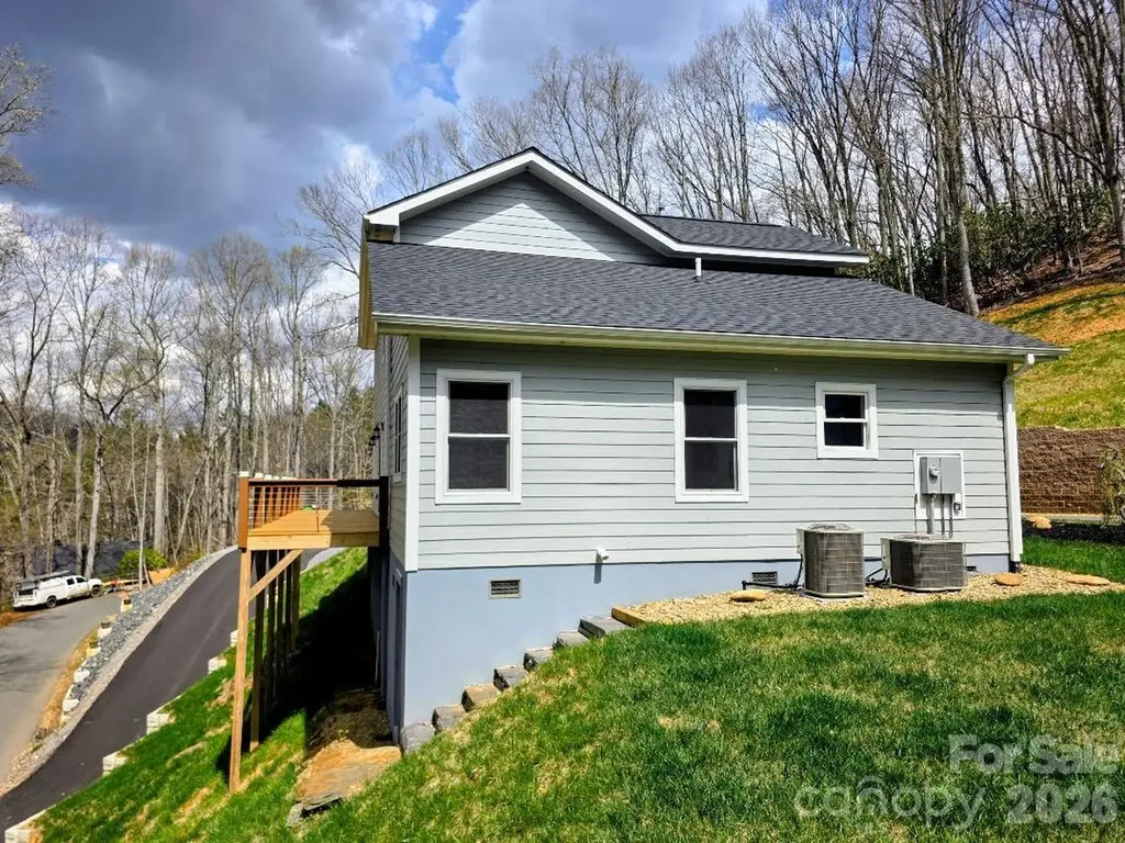 22 Salt Box Haven Burnsville NC 28714