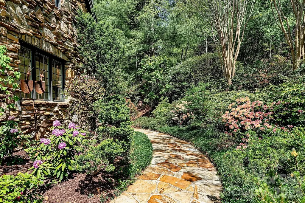 8 Timberwolf Court Asheville NC 28804