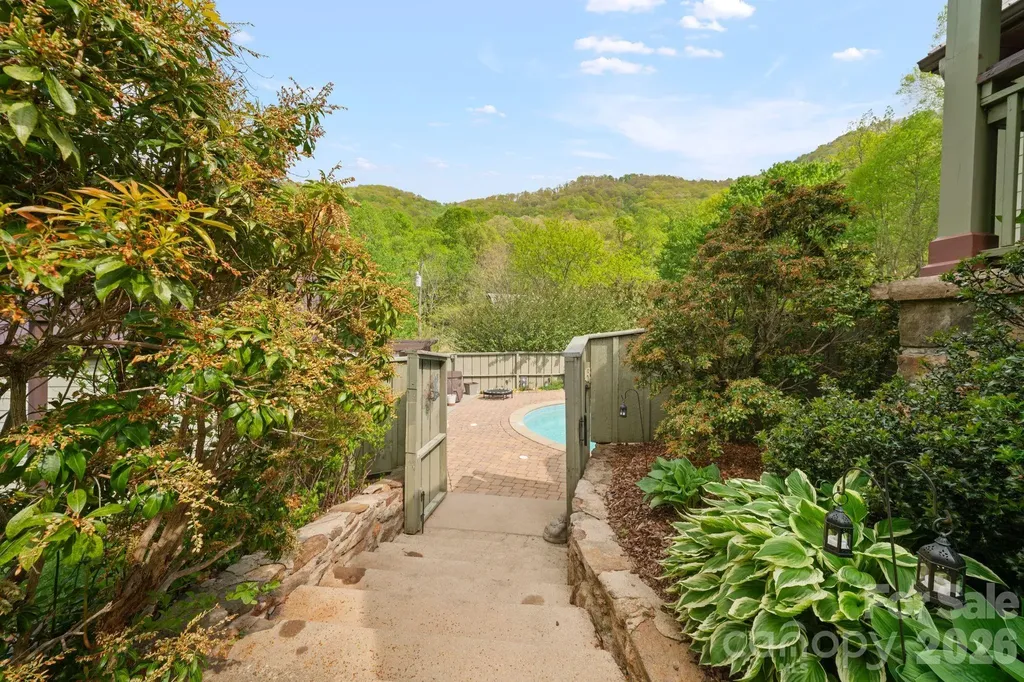 25 View Ridge Parkway Leicester NC 28748