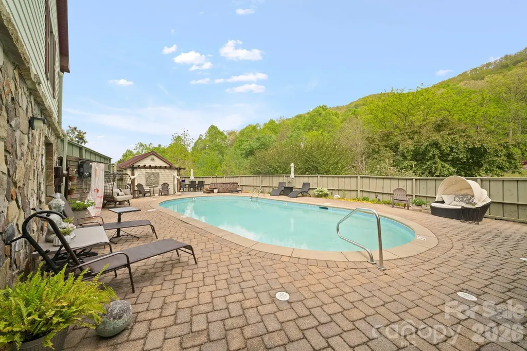 25 View Ridge Parkway Leicester NC 28748