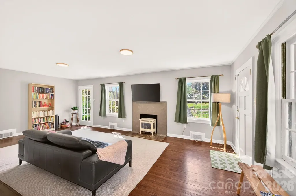 318 Stonewall Avenue Swannanoa NC 28778
