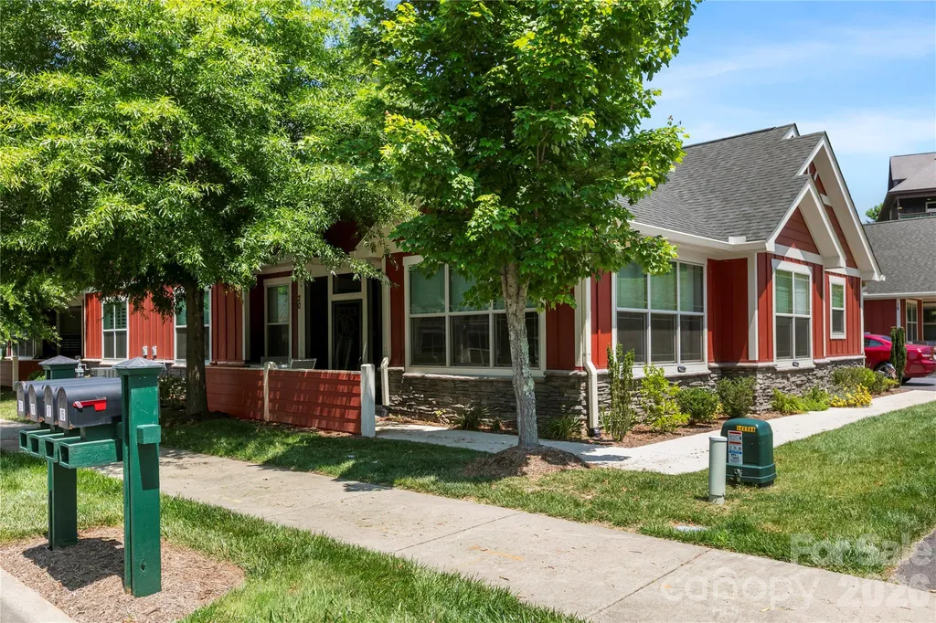 20 Brookstone Place Candler NC 28715