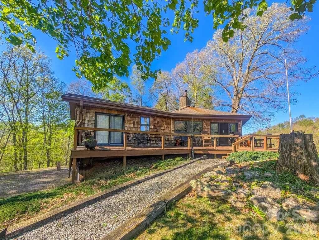 572 Pleasant Valley Road Burnsville NC 28714