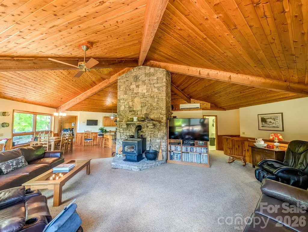 572 Pleasant Valley Road Burnsville NC 28714