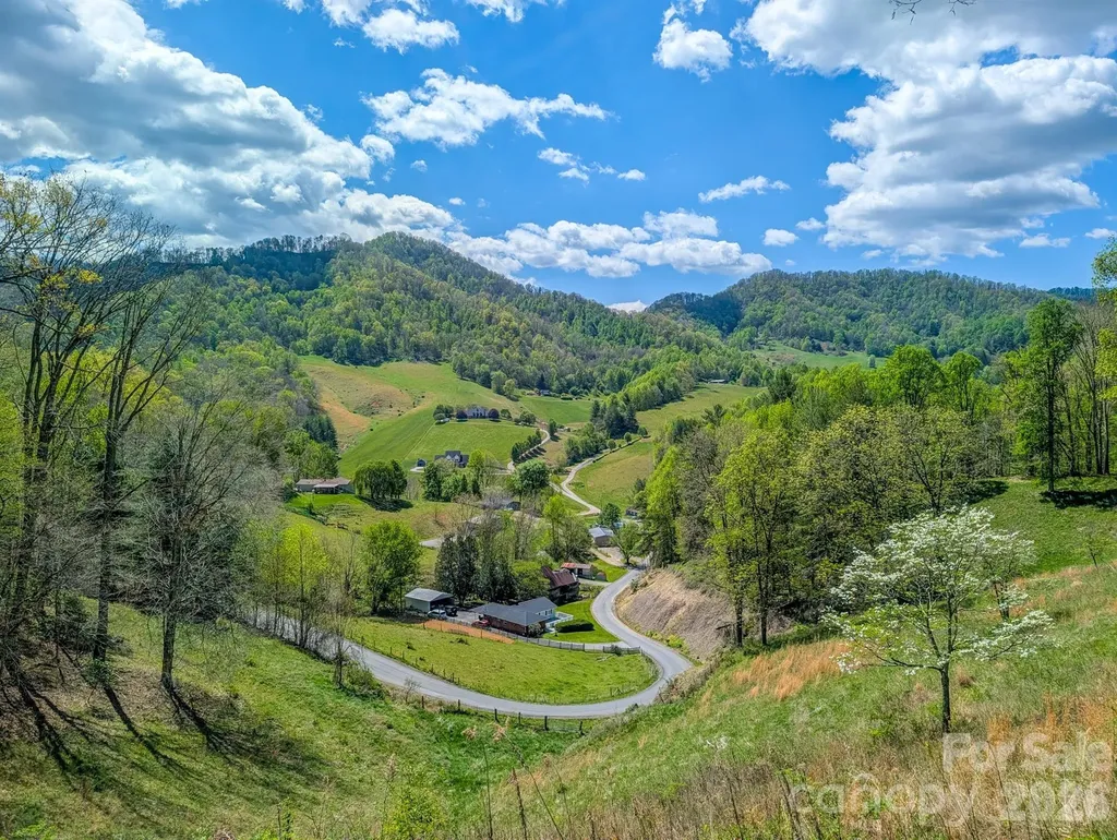 572 Pleasant Valley Road Burnsville NC 28714