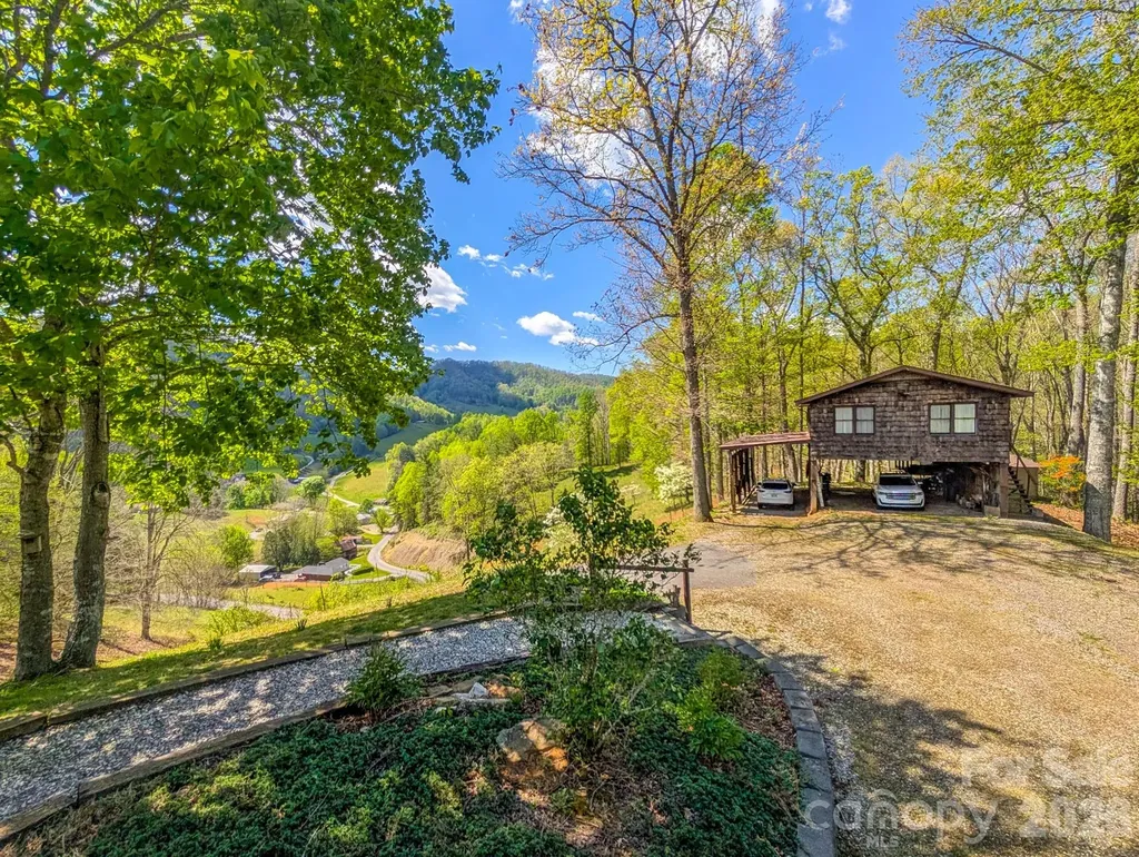 572 Pleasant Valley Road Burnsville NC 28714