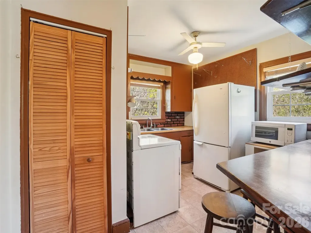 28 Kensington Drive Asheville NC 28805