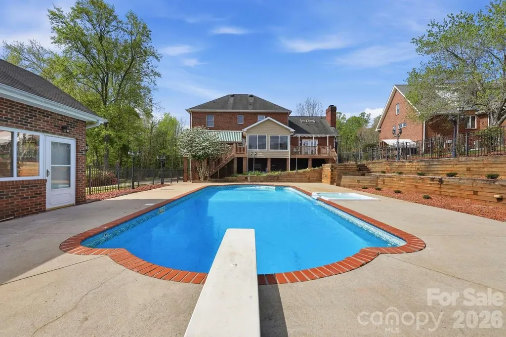 3811 Pinecrest Drive NE Hickory NC 28601