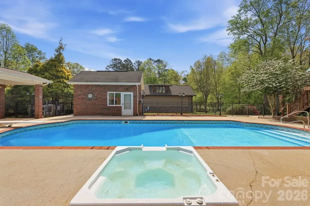 3811 Pinecrest Drive NE Hickory NC 28601