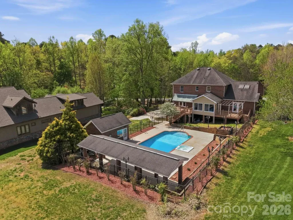 3811 Pinecrest Drive NE Hickory NC 28601