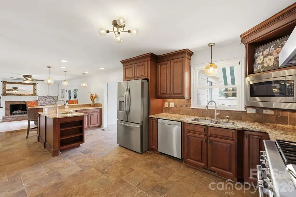 3811 Pinecrest Drive NE Hickory NC 28601
