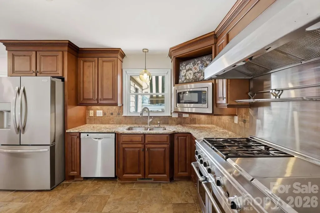 3811 Pinecrest Drive NE Hickory NC 28601