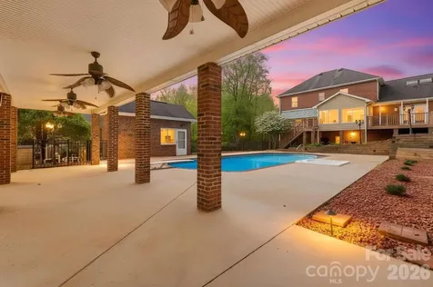 3811 Pinecrest Drive NE Hickory NC 28601