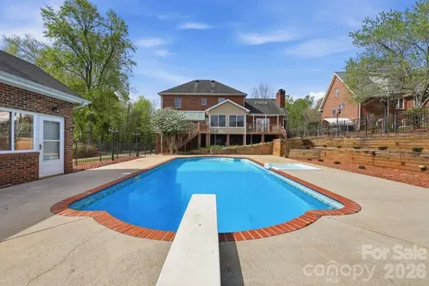 3811 Pinecrest Drive NE Hickory NC 28601