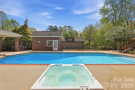 3811 Pinecrest Drive NE Hickory NC 28601