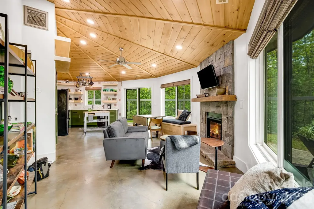 16 Caddis Court Marshall NC 28753