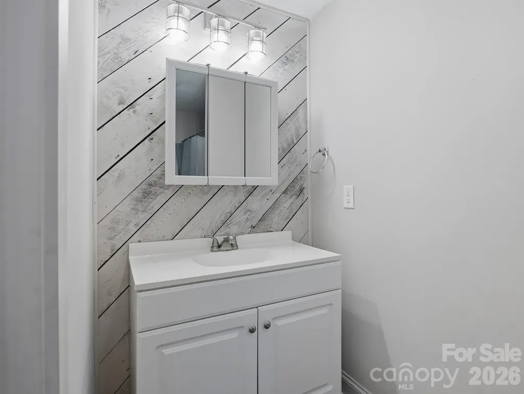 61 27th Street NW Hickory NC 28601