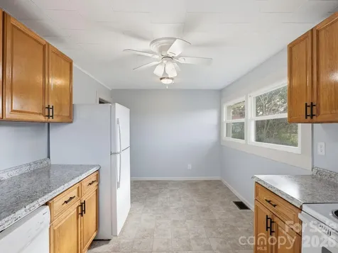 61 27th Street NW Hickory NC 28601