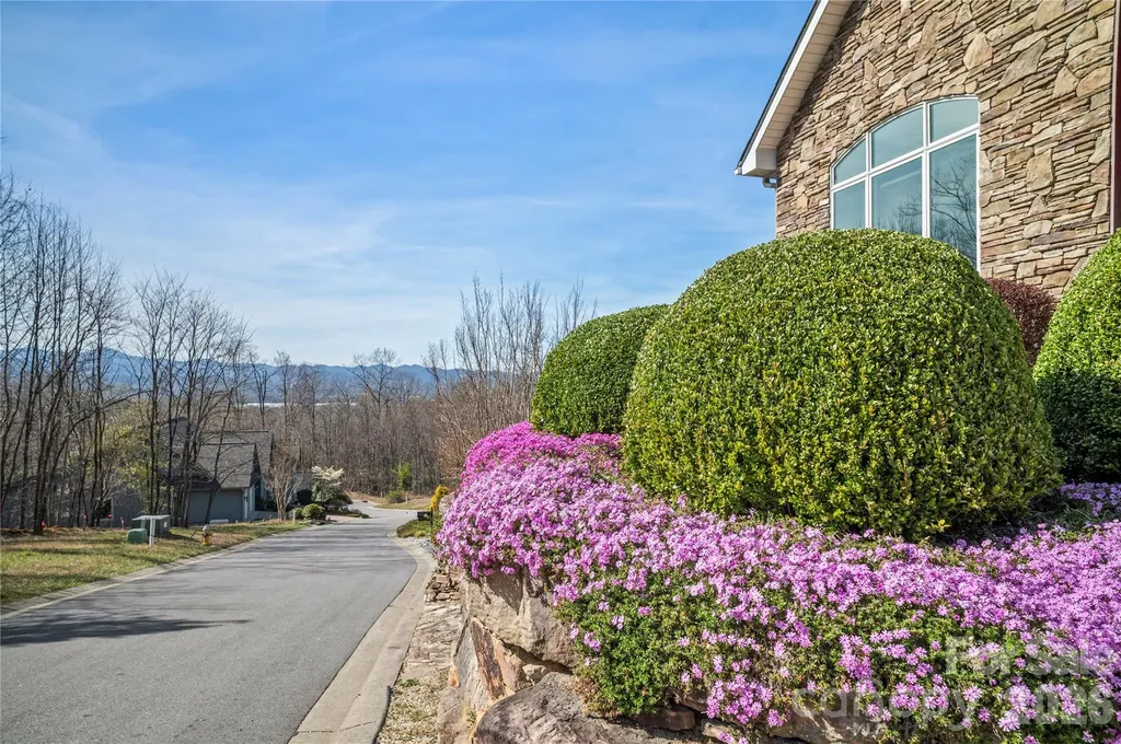84 Deep Valley Lane Hendersonville NC 28791