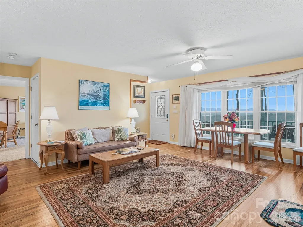 24 Abbey Lane Hendersonville NC 28739