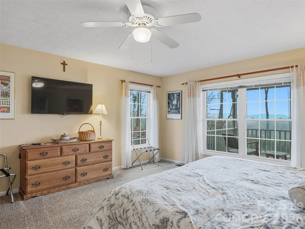 24 Abbey Lane Hendersonville NC 28739