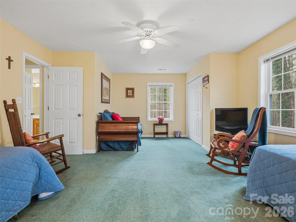 24 Abbey Lane Hendersonville NC 28739