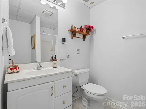 24 Abbey Lane Hendersonville NC 28739