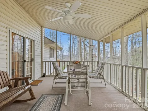 24 Abbey Lane Hendersonville NC 28739