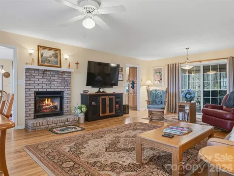 24 Abbey Lane Hendersonville NC 28739
