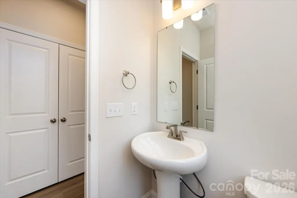 909 Archway Lane Charlotte NC 28217