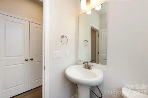 909 Archway Lane Charlotte NC 28217