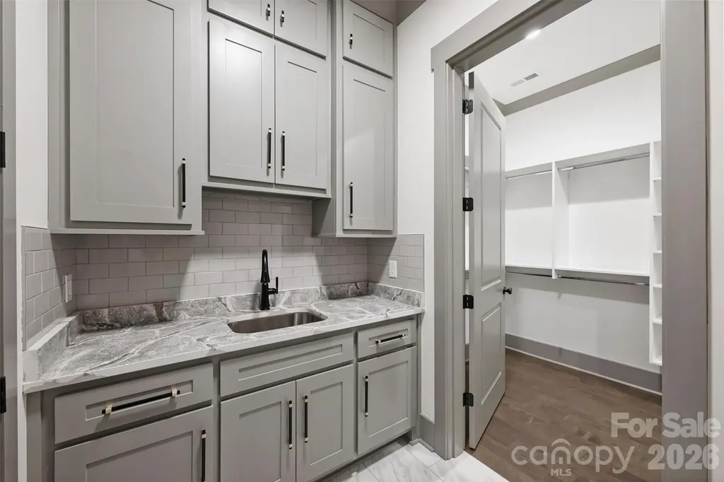 8159 Fairview Road Charlotte NC 28226